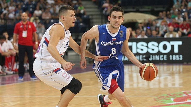 esk basketbalista Tom Satoransk (vpravo) unik Namanjovi Nedoviovi ze Srbska.