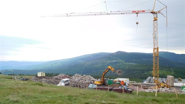 Stavbai u pracuj na obnov Petrovy boudy v Krkonoch (8.7.2016).