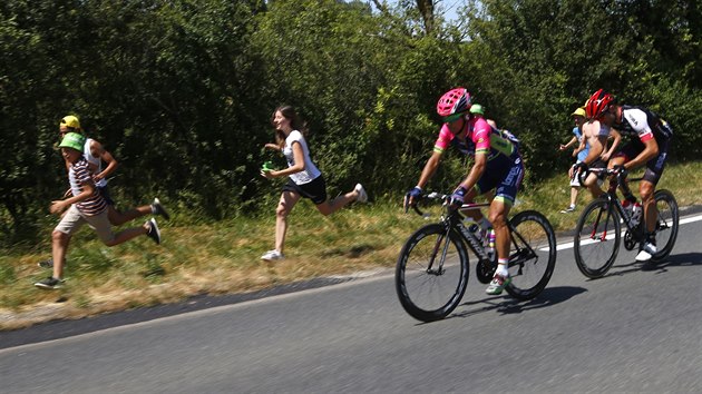 UTKEJ! Divci b, zatmco japonsk cyklista Jukija Arairo (vlevo) a ech Jan Brta jsou na trati 6. etapy Tour de France