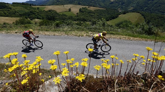 Greg van Avermaet (vpravo) ve lutm trikotu ldra na trati 6. etapy Tour de France