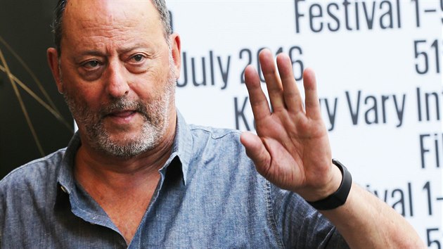 Jean Reno dorazil do Var jen na skok (4. ervence 2016).