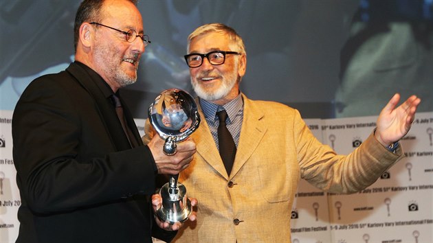 Jean Reno přebírá Cenu prezidenta festivalu (4. července 2016).