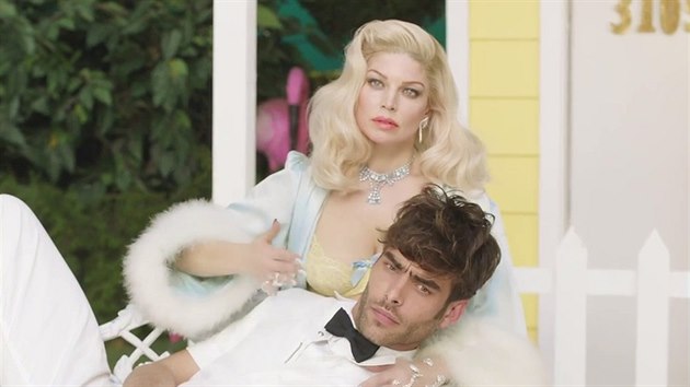 Zpvaka Fergie a model Jon Kortajarena v klipu M.I.L.F.$