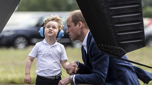 Princ George a princ William na letiti RAF Fairford (8. ervence 2016)