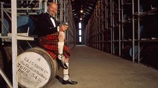 Milovník whisky ve skotské palírně Glenlivet Highlands Milovník whisky ve skotské palírně Glenlivet Highlands