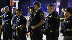 Policisté v centru Dallasu, kde snipei zastelili pt jejich koleg (8....