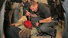 Policista domlouvá příznivci Donalda Trumpa, který se v Phoenixu pokusil... Policista domlouvá příznivci Donalda Trumpa, který se v Phoenixu pokusil...