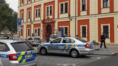 Ostrovskou radnici musela v pondělí prohledat policie, nahlášenou bombu nenašla. Ostrovskou radnici musela v pondělí prohledat policie, nahlášenou bombu nenašla.