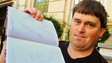 Richard Hník, dlouholetý lovec autogramů z Liberce, v současné době loví... Richard Hník, dlouholetý lovec autogramů z Liberce, v současné době loví...