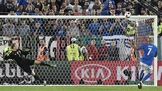 A SAKRA... Simone Zaza, italský útočník, právě po bizarním rozběhu přestřelil... A SAKRA... Simone Zaza, italský útočník, právě po bizarním rozběhu přestřelil...
