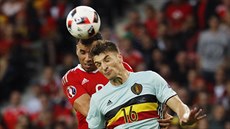 Belgický obránce Thomas Meunier ve hlavikovém souboji s velským forvardem...