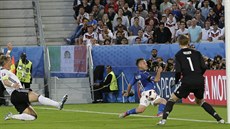 Italský záloník Emanuele Giaccherini na Euru 2016 stílí gól Belgii, branká Thibaur Courtois zasáhnout nedokázal.