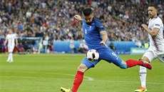 ARMANTNÍ STELEC. Olivier Giroud stílí úvodní gól tvrtfinálového utkání mezi...