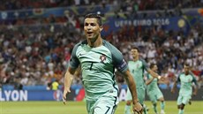 Portugalský kapitán Cristiano Ronaldo slaví trefu do sít Walesu.