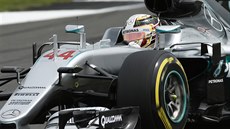 Lewis Hamilton s Mercedesem bhem kvalifikace na Velkou cenu Británie.