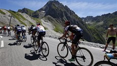 Cyklisté šplhají na pyrenejský vrchol Tourmalet během osmé etapy závodu Tour de... Cyklisté šplhají na pyrenejský vrchol Tourmalet během osmé etapy závodu Tour de...