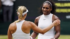 Finalistky Wimbledonu Angelique Kerberová (zády) a Serena Williamsová.