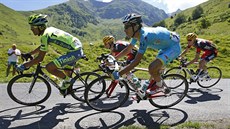 Cyklisté Alberto Contador (vlevo) a Fabio Aru (uprosted) pi osmé etap závodu...