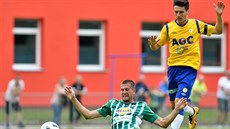 Obránce Bohemians Michal Šmíd se snaží v pádu zastavit novou teplickou posilu... Obránce Bohemians Michal Šmíd se snaží v pádu zastavit novou teplickou posilu...
