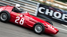 Je cítit spálený benzín, do uší se dere burácení silných motorů, piloti si na... Je cítit spálený benzín, do uší se dere burácení silných motorů, piloti si na...