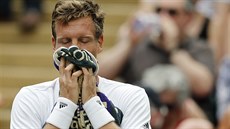 Tomá Berdych odpoívá na lavice ve wimbledonském utkání proti Alexandru...