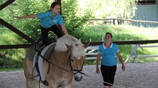 Trenérka Jana Sklenaříková a její svěřenkyně nacvičují sestavu pro závody Trenérka Jana Sklenaříková a její svěřenkyně nacvičují sestavu pro závody