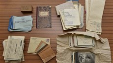 Trezor ukrýval vkladní knížku, šekové knížky, účty či milostnou korespondenci... Trezor ukrýval vkladní knížku, šekové knížky, účty či milostnou korespondenci...