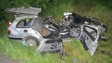 Automobil po nehodě a zásahu hasičů, kteří museli řidičovo tělo z vozu... Automobil po nehodě a zásahu hasičů, kteří museli řidičovo tělo z vozu...