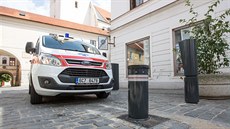 Výsuvné sloupky ovládané čipy omezují dopravu v centru Třeboně. Výsuvné sloupky ovládané čipy omezují dopravu v centru Třeboně.