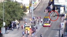Strážníci zasahovali proti muži, který se chtěl svézt na oji tramvaje Strážníci zasahovali proti muži, který se chtěl svézt na oji tramvaje