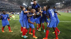 Francouztí fotbalisté se radují z postupu do finále Eura.