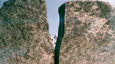 Pohled na rozlomený vnitřek meteoritu Nakhla na snímku z roku 1998. Pohled na rozlomený vnitřek meteoritu Nakhla na snímku z roku 1998.