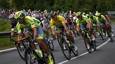 Peter Sagan ve lutém trikotu bhem tvrté etapy Tour de France. Úpln vpravo...