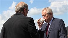 Páteční dopoledne strávil prezident Miloš Zeman mezi zemědělci v Nové Vsi u... Páteční dopoledne strávil prezident Miloš Zeman mezi zemědělci v Nové Vsi u...