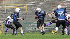 Hráči týmu Steelers Ostrava (v modrém) v akci. Hráči týmu Steelers Ostrava (v modrém) v akci.