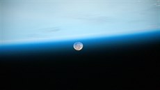 Msíc pozorovaný z ISS (foceno 24mm objektivem)