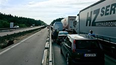 Kvůli nehodě mezi 164. a 165. kilometrem D1 se tvoří kolony. Takto to vypadalo... Kvůli nehodě mezi 164. a 165. kilometrem D1 se tvoří kolony. Takto to vypadalo...