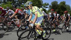 Alberto Contador (v popedí) v prbhu esté etapy Tour de France