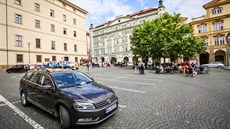 Od 1. ervence zaal zákaz parkování pod kostelem sv. Mikuláe na Malostranském...