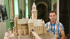 Student Karel Mayer se svým modelem hradu Bouzova vytvořeným z lepenky. Jeho... Student Karel Mayer se svým modelem hradu Bouzova vytvořeným z lepenky. Jeho...