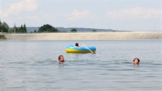 Pohled na rekreanty na Plumlovské přehradě. Pohled na rekreanty na Plumlovské přehradě.