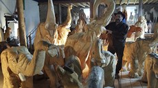 ezbá Jií Halouzka obohatil svou galerii mimo jiné o stádo dvou desítek slon...