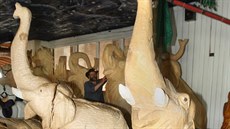 ezbá Jií Halouzka obohatil svou galerii mimo jiné o stádo dvou desítek slon...