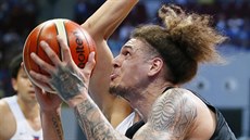 Novozélandský basketbalista Isaac Fotu útoí na filipínský ko.