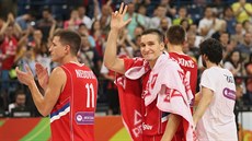 Srbtí basketbalisté zvládli duel s Angolou. Bogdan Bogdanovi mává...