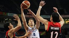 eský basketbalista Petr Benda si hledá cestu k japonskému koi.