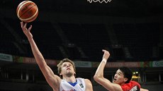 eský basketbalista Jan Veselý donáí mí do japonského koe kolem Juty...