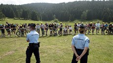 Policisté dohlíejí na diváky sedmé etapy Tour de France.