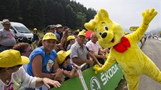 Maskot baví diváky ekající bhem sedmé etapy Tour de France.