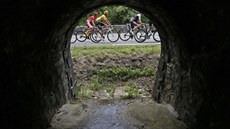 Skupina uprchlíků se žlutým Gregem van Avermaetem míří do cíle sedmé etapy Tour... Skupina uprchlíků se žlutým Gregem van Avermaetem míří do cíle sedmé etapy Tour...